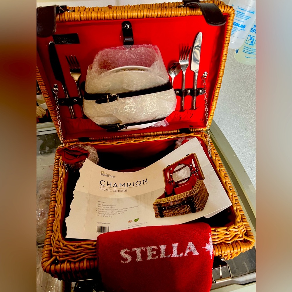 Stella Artois picnic basket set